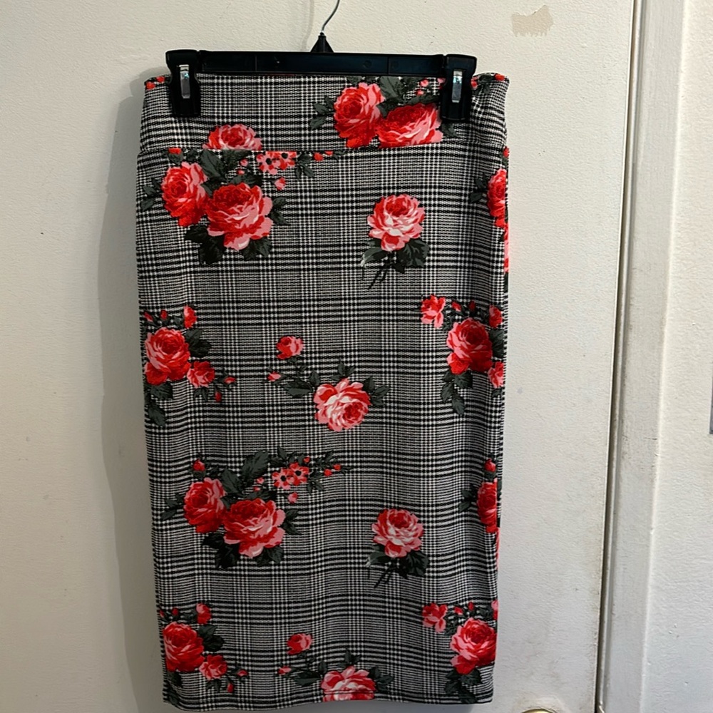 See You Monday Floral plaid medium pencil shirk, gently worn